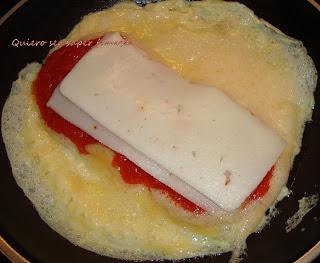 Tortilla con tomate frito y queso de cabra