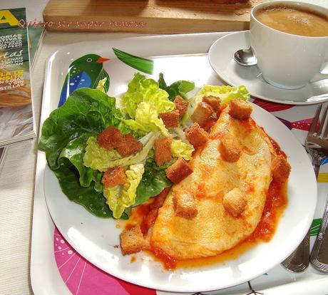 Tortilla con tomate frito y queso de cabra