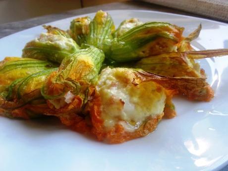 Flores de calabacin rellenas de jamón, Flores de calabacín rellenas de queso, Flores de calabacín rellenas, flores de calabacin rellenas de queso, recetas de cocina con flores de calabacin, como hacer flores de calabacin rellenas, recetas de cocina italiana, recetas de comida italiana, recetas italianas, Fiori di zucchine ripiene di ricotta e prosciutto cotto, Ricotta stuffed squash blossoms baked florescalabacinricotta