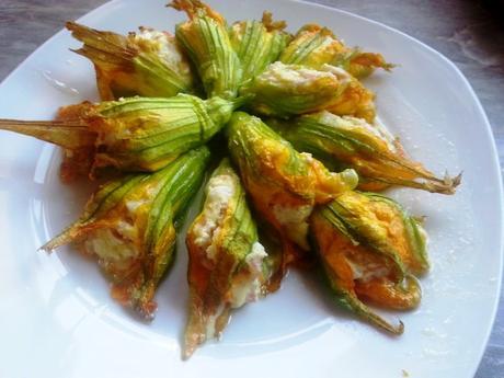 Flores de calabacin rellenas de jamón, Flores de calabacín rellenas de queso, Flores de calabacín rellenas, flores de calabacin rellenas de queso, recetas de cocina con flores de calabacin, como hacer flores de calabacin rellenas, recetas de cocina italiana, recetas de comida italiana, recetas italianas, Fiori di zucchine ripiene di ricotta e prosciutto cotto, Ricotta stuffed squash blossoms baked florescalabacinricotta7