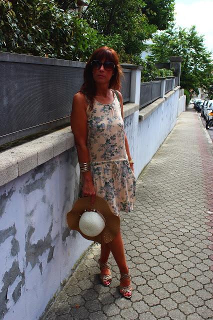 MIS LOOKS - VESTIDO FLORES EN TONOS SUAVES