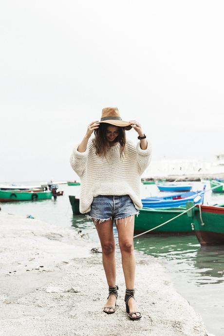 Open_Back_Knitwear-We_are_Knitters-Levis-Shorts-Isabel_Marant_Sandals-Outfit-Hat-Italy_Road_Trip-San_Vito-24