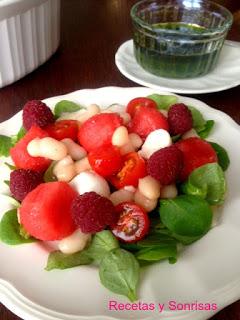 ENSALADA DE JUDIAS BLANCAS, SANDIA, TOMATITOS Y FRAMBUESAS