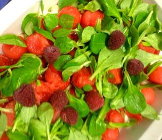 ENSALADA DE JUDIAS BLANCAS, SANDIA, TOMATITOS Y FRAMBUESAS