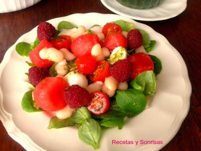 ENSALADA DE JUDIAS BLANCAS, SANDIA, TOMATITOS Y FRAMBUESAS