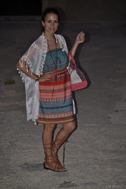 VESTIDO ETNICO Y SANDALIAS GLADIADORAS