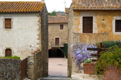 Pueblos medievales con encanto por los que perderse este verano 1 pueblos con encanto medieval monells baix empordà fujifilm x-e1