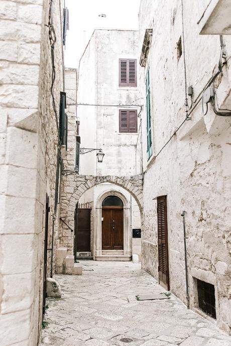 Suede_Dress-Louis_Vuitton_Red_Bag-Monogram.Isabel_Marant_Sandals-Outfit-Street_Style-Conversano-Italy_Road_Trip-23