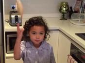 niña capaz tirar cualquier cosa espaldas colocarla sitio