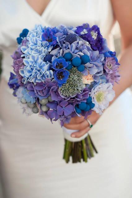 Ramo de novia con flores de color azul de  Flowers By Bornay
