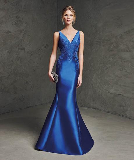 Vestido azul perfecto para tus damas de honor de Pronovias