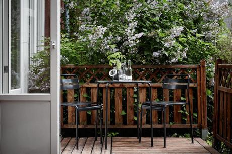 terrazas y balcones decoración plantas y flores decoración exterior mesas de verano Inspiración para decorar terrazas y balcones hacer muebles con palets cajas estilo nórdico escandinavo espacios exteriores decoración blog decoración nórdica balcones terrazas diy 