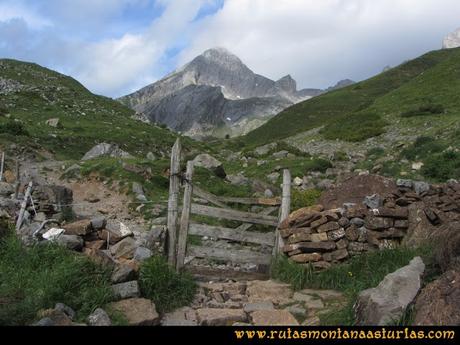 Ruta Peña Cerreos y Ubiña Pequeña: Vista de Peña Mea