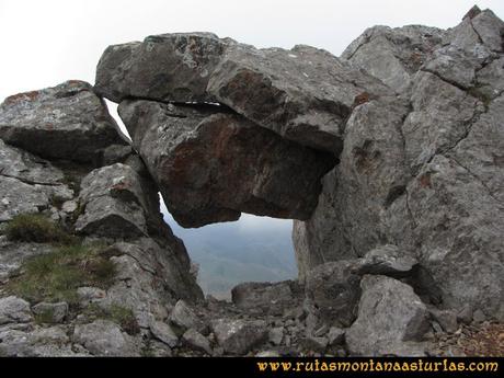 Ruta Peña Cerreos y Ubiña Pequeña: Ventanuco en Peña Ubiña Pequeña