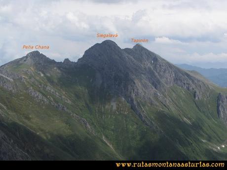 Ruta Peña Cerreos y Ubiña Pequeña: Vista de Peña Chana, Fariñentu y Tapinón desde Peña Cerreos