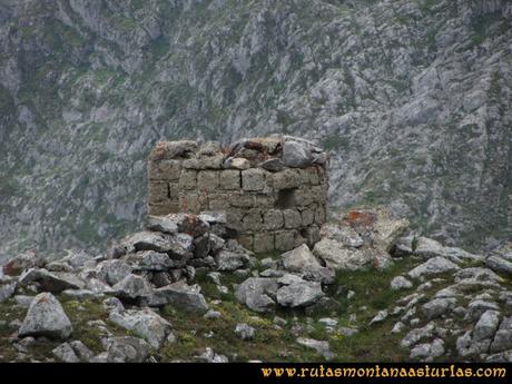 Ruta Peña Cerreos y Ubiña Pequeña: Nidos de ametralladora