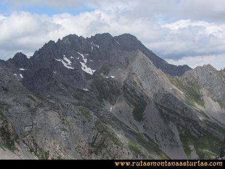 Ruta Peña Cerreos y Ubiña Pequeña: Vista de los Castillines, Siete y Fontanes desde Peña Cerreos