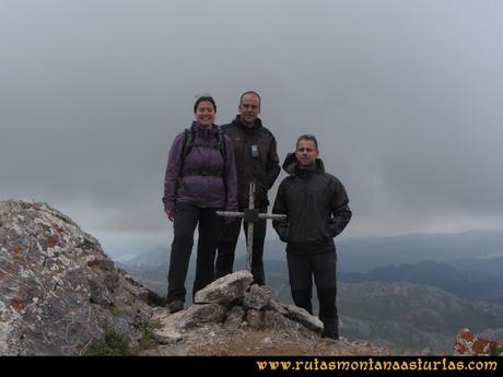 Ruta Peña Cerreos y Ubiña Pequeña: Cima de Peña Ubiña Pequeña