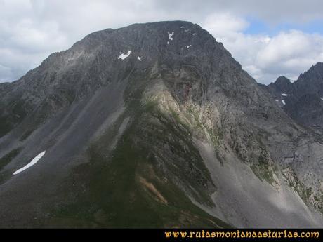 Ruta Peña Cerreos y Ubiña Pequeña: Vista de Peña Ubiña desde Peña Cerreos