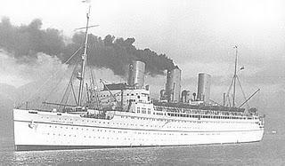 Dos bombas alcanzan al Empress of Japan - 09/11/1940.