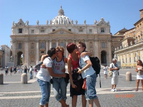 La española cuando besa…