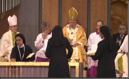 Monjas limpiando misa B XVI 1