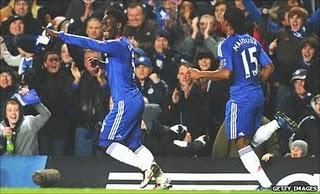 Regreso, gol y expulsión de Essien en el Chelsea-Fulham( 1-0)