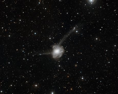 Átomos-por-la-Paz: Una Colisión Galáctica en Acción