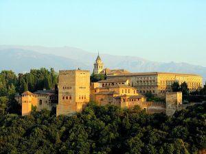800px-Vista_de_la_Alhambra La Alhambra y Sierra Nevada son la imagen por antonomasia de Granada.