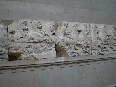 LAS REPRODUCCIONES EN MINIATURA DE LOS FRISOS DEL PARTENÓN