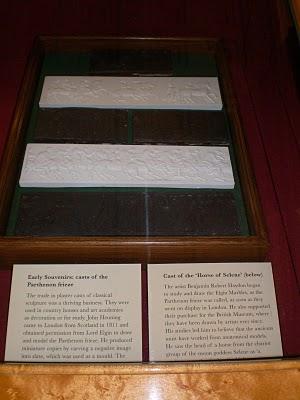 LAS REPRODUCCIONES EN MINIATURA DE LOS FRISOS DEL PARTENÓN