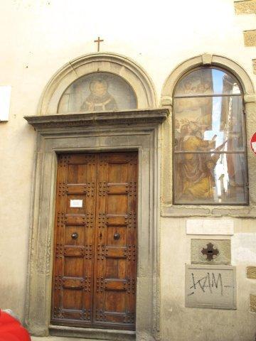 Detalle de puerta en el barrio medieval de Dante