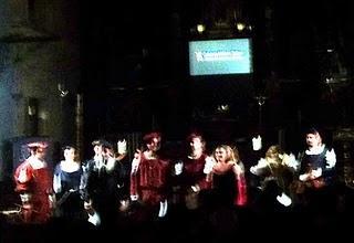 El hombre encuentra lo que busca