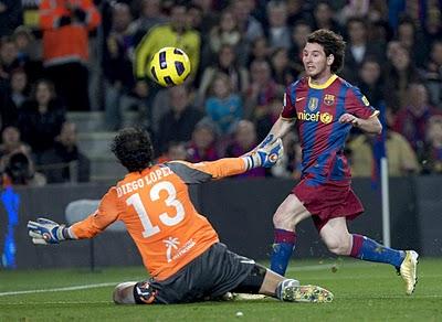 Messi revitaliza al Barça ante un Villarreal respondón