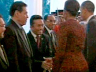 Indonesia: escándalo de Michelle Obama por estrechar la mano a un líder musulmán