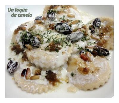 Raviolis rellenos de perdiz con salsa de piñones.