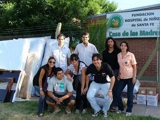 La Juventud de Colón junto a la Casa de las Madres del Hospital de Niños