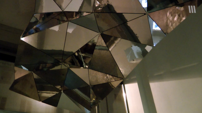 Mirarse al espejo ya no va ser lo mismo. Instalación de David Lettelier Mirarse al espejo ya no va ser lo mismo. Instalación de David Lettelier