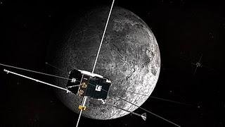 Concepto artístico de las naves THEMIS P1 y P2 (desde entonces renombradas ARTEMIS P1 y P2) en órbita lunar