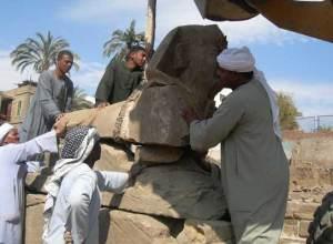 Operarios manipulan una de las doce estatuas halladas por una misión arqueológica en la avenida de las esfinges, que une los templos de Luxor y Karnak. (Imagen: EFE) 20minutos.es