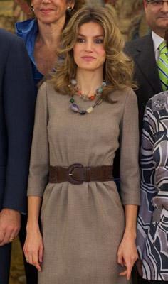 Dña. Letizia vuelve a lucir minivestido en el Palacio de La Zarzuela