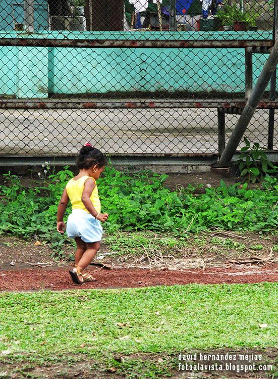 Una niña va por un camino de Tortuguero