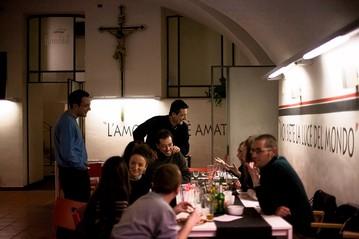 Una iglesia abre su propio bar y pasa del vino de consagrar a la cerveza de barril