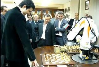 ROBOT RUSO JUEGA CONTRA VLADÍMIR KRAMNIK