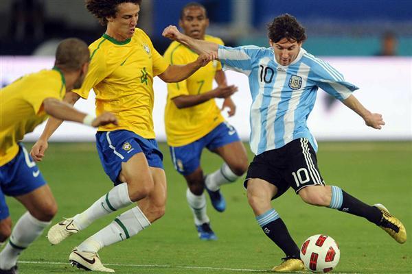 Una genialidad de Messi posibilitó el triunfo argentino sobre Brasil