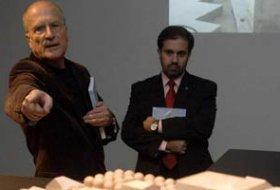 320235721__280x190_Byrne_Martinez Gonçalo Byrne, a la izquierda, explica uno de sus proyectos a Javier López, ayer en la Barrié Fran Martínez - laopinioncoruña.es