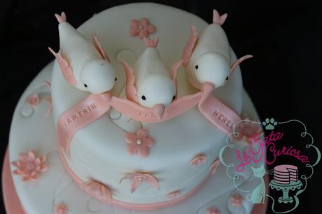 TARTA FONDANT CON PAJARITOS PARA UNA TRIPLE COMUNION