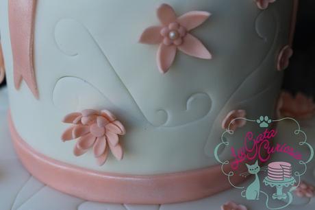 TARTA FONDANT CON PAJARITOS PARA UNA TRIPLE COMUNION