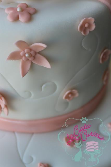 TARTA FONDANT CON PAJARITOS PARA UNA TRIPLE COMUNION