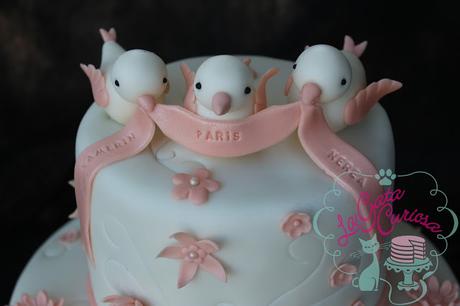 TARTA FONDANT CON PAJARITOS PARA UNA TRIPLE COMUNION